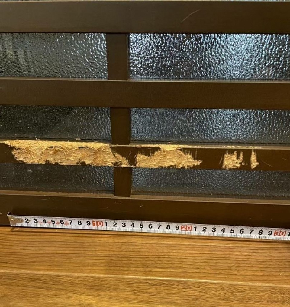 格子のドア、噛みちぎられて欠損しても形を再生、修復いたします。破片がなくても大丈夫です。