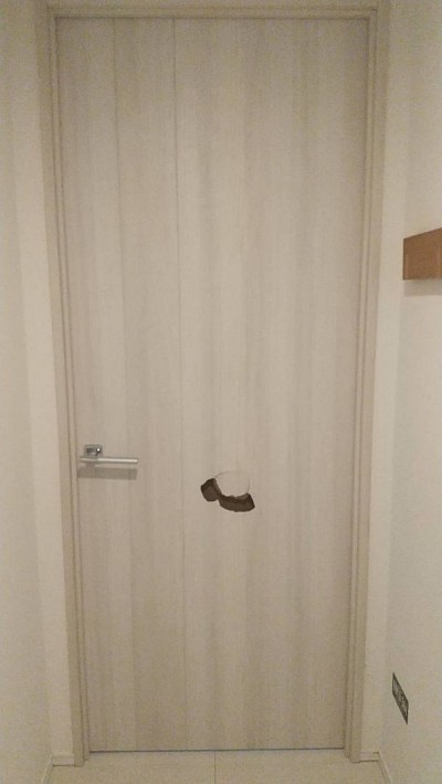 「ドア陥没穴‥自然な風合いで修復いたします」