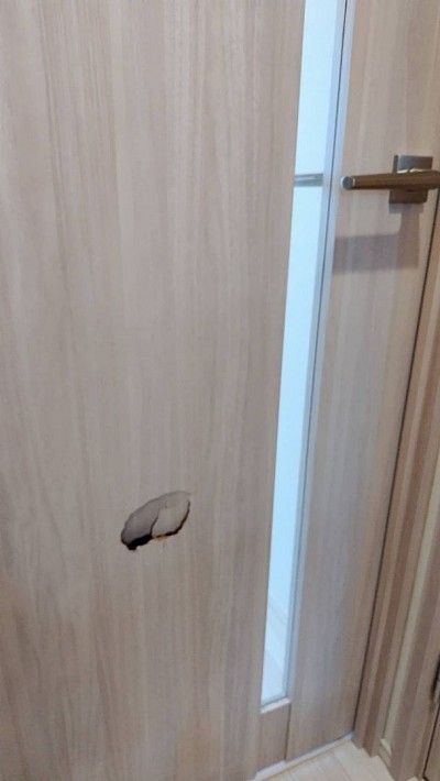 お部屋のドアで多く使われている、扉表面に化粧板を貼り、中が空洞構造になっているフラッシュドア。写真のように衝撃でへこんだり、陥没穴があいてしまった場合もドア交換しなくても大丈夫です。